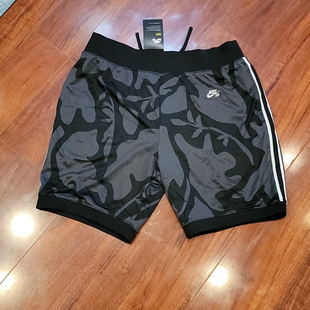 NWT Men's size M Nike SB mesh shorts